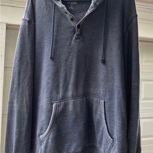 Men’s hooded sweatshirt.